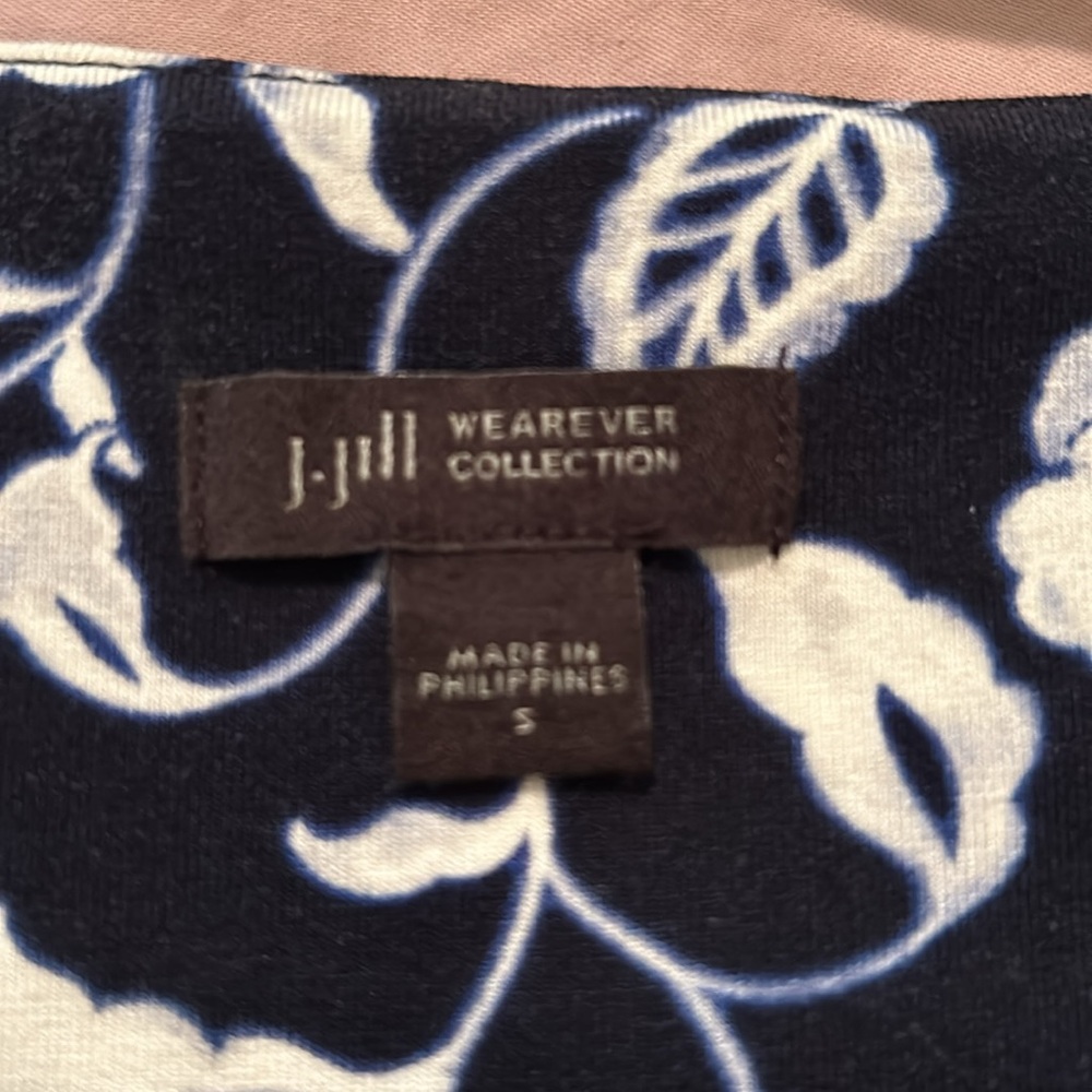 J.Jill blue floral wearever collection top size small - Picture 6 of 7